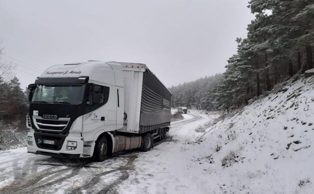 El GPS pierde en La Rioja a otros dos camiones, que acaban cruzados en el puerto de La Rasa