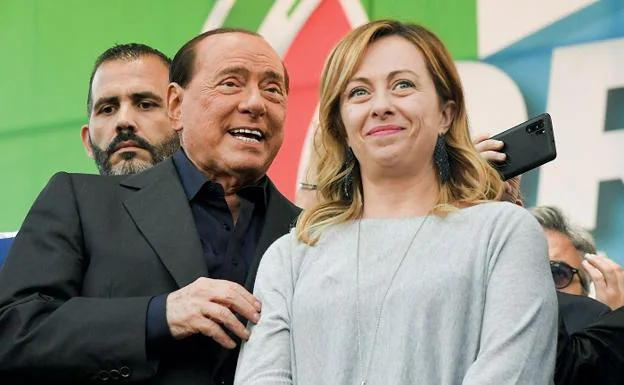 Giorgia Meloni con Silvio Berlusconi, in una foto d'archivio scattata a una manifestazione contro il governo italiano. 