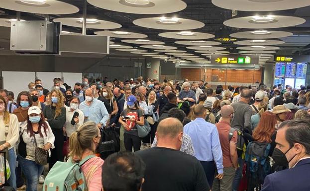 Colas de pasajeros en el aeropuerto de Madrid facilitada por Iberia./RC