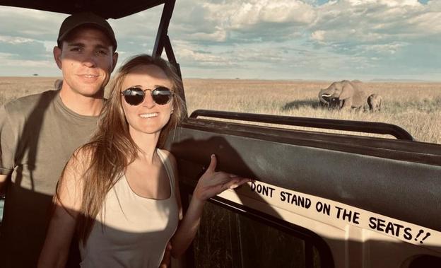 Safari por la sabana. Esther González y Adrián Lacruz disfrutaron de los animales en plena naturaleza. / E.G.