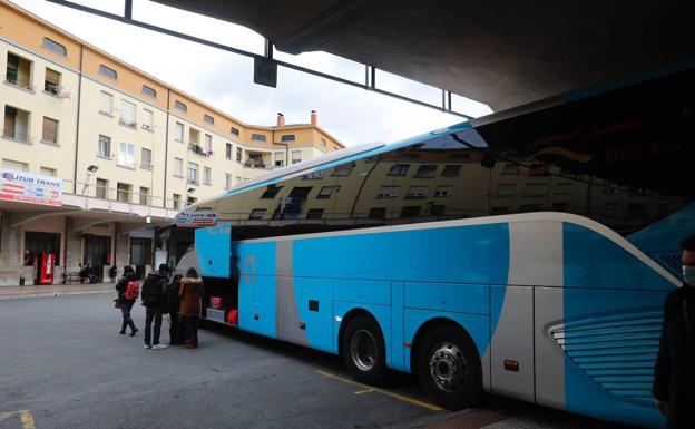 Viajeros en la estación de autobuses este jueves./Justo Rodríguez