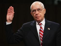 El Senado de EEUU confirma a Michael Mukasey como fiscal general del
